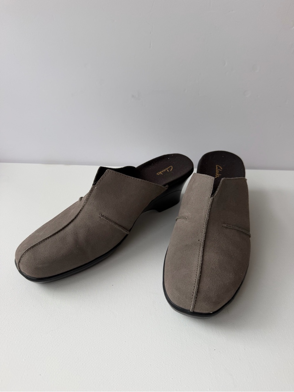 Clarks Delight 35603 Women’s 11 M Gray Taupe Suede Leather Wedge Mules NWOB